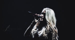 Carrie Underwood Sings A Cappella After Tech Issue