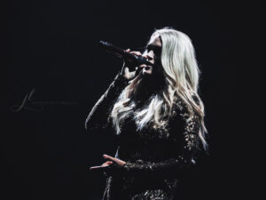 Carrie Underwood Sings A Cappella After Tech Issue