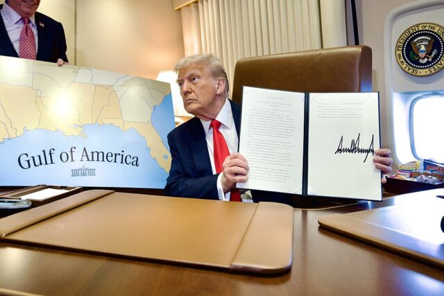 1079px-President_Donald_Trump_on_Air_Force_One_poses_next_to_a_map_of_the_Gulf_of_America_during_a_flight_to_New_Orleans_on_February_9,_2025